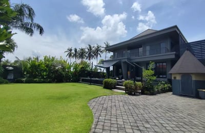 Long-term rental in Bali villa with spacious grounds and pool in Mas area