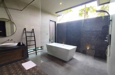 Long-term rental in Bali villa with spacious grounds and pool in Mas area