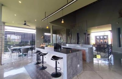 Long-term rental in Bali villa with spacious grounds and pool in Mas area