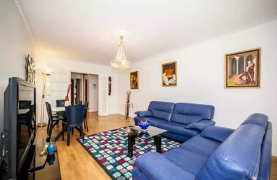 Long-term rental in Paris — 90 m², 3-room apartment with terrace and parking, ground floor