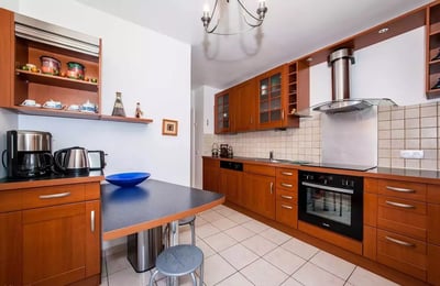 Long-term rental in Paris — 90 m², 3-room apartment with terrace and parking, ground floor