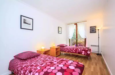 Long-term rental in Paris — 90 m², 3-room apartment with terrace and parking, ground floor