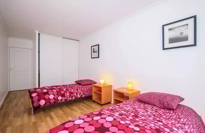 Long-term rental in Paris — 90 m², 3-room apartment with terrace and parking, ground floor