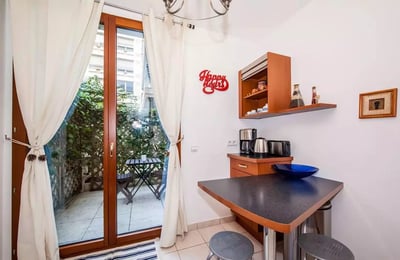Long-term rental in Paris — 90 m², 3-room apartment with terrace and parking, ground floor