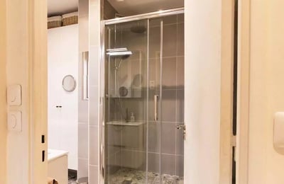 Alquiler a largo plazo en París — piso de 84 m², 3 habitaciones con terraza y ascensor en el distrito 16