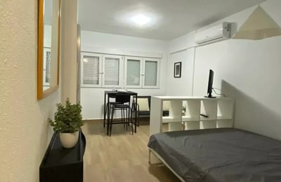 Long-term rental of a renovated studio in Torrevieja on the 4th floor with elevator and parking