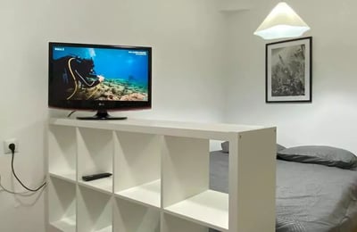 Long-term rental of a renovated studio in Torrevieja on the 4th floor with elevator and parking