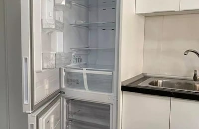 Long-term rental of a renovated studio in Torrevieja on the 4th floor with elevator and parking