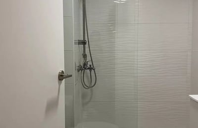 Long-term rental of a renovated studio in Torrevieja on the 4th floor with elevator and parking