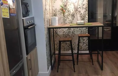 Long-term rental of a spacious 4-bedroom apartment in Alicante with patio, balcony, elevator, and parking near the center and port