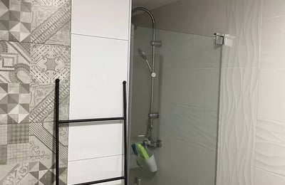 Long-term rental of a spacious 4-bedroom apartment in Alicante with patio, balcony, elevator, and parking near the center and port