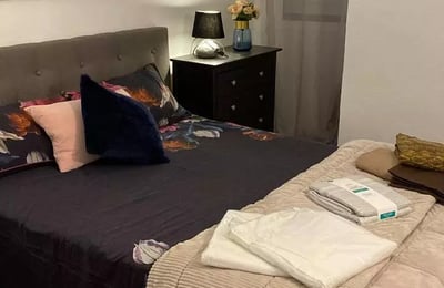 Long-term rental of a spacious 4-bedroom apartment in Alicante with patio, balcony, elevator, and parking near the center and port