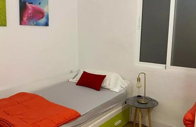 Long-term rental of a spacious 4-bedroom apartment in Alicante with patio, balcony, elevator, and parking near the center and port