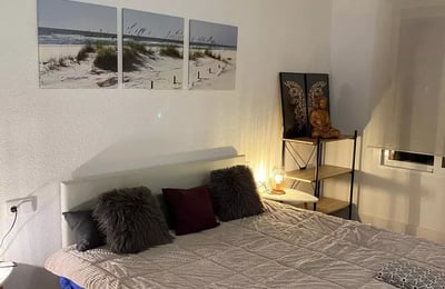 Long-term rental of a spacious 4-bedroom apartment in Alicante with patio, balcony, elevator, and parking near the center and port