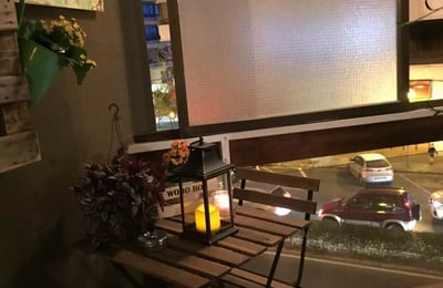 Long-term rental of a spacious 4-bedroom apartment in Alicante with patio, balcony, elevator, and parking near the center and port