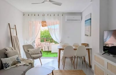 Долгосрочная аренда уютной 2-комнатной квартиры с бассейном в Торревьехе, всего в 2 минутах от пляжа Дель Кура