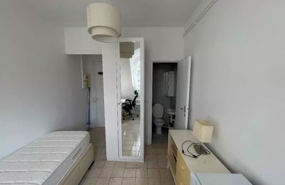 Long-term rental of a 10 m² studio on Rue de Franqueville, 16th arrondissement of Paris, with elevator