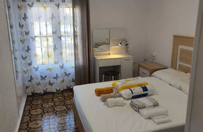 Alquiler a largo plazo en Alicante amplio apartamento de 3 dormitorios con balcón