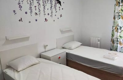 Alquiler a largo plazo en Alicante amplio apartamento de 3 dormitorios con balcón