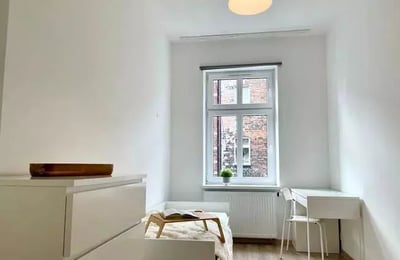 Alquiler a largo plazo amplio piso de 4 habitaciones en el centro de Katowice, ideal para estudiantes o familia