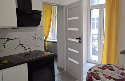 Alquiler a largo plazo de estudio en el centro de Katowice con balcón y cocina independiente