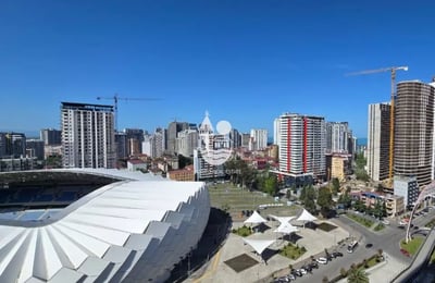 Location à long terme — nouvel appartement 1+1 avec vue mer et montagne à Batoumi