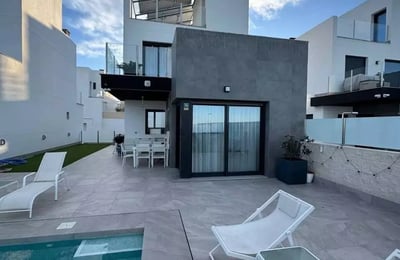 Долгосрочная аренда современной виллы 175 m² с видом на море в Торревьехе, Испания