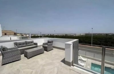 Долгосрочная аренда современной виллы 175 m² с видом на море в Торревьехе, Испания