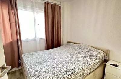 Alquiler a largo plazo en Torrevieja, España — Piso de 2 dormitorios cerca de la playa