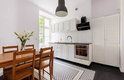 Long-term rental 70m² apartment with storage room on Śródmieście, Warsaw, Poland