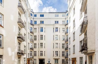 Long-term rental 70m² apartment with storage room on Śródmieście, Warsaw, Poland