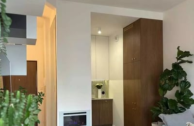 Alquiler a largo plazo de un apartamento de 47 m² con dos habitaciones y balcón en el distrito de Wola, Varsovia