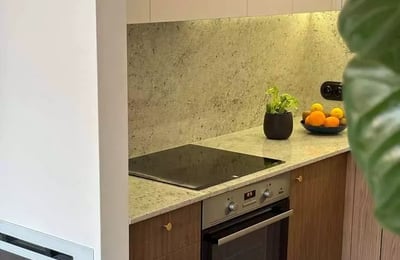 Alquiler a largo plazo de un apartamento de 47 m² con dos habitaciones y balcón en el distrito de Wola, Varsovia