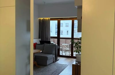 Alquiler a largo plazo de un apartamento de 47 m² con dos habitaciones y balcón en el distrito de Wola, Varsovia