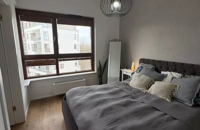 Alquiler a largo plazo de un apartamento de 47 m² con dos habitaciones y balcón en el distrito de Wola, Varsovia