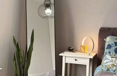 Alquiler a largo plazo de un apartamento de 47 m² con dos habitaciones y balcón en el distrito de Wola, Varsovia