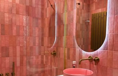 Alquiler a largo plazo de un apartamento de 47 m² con dos habitaciones y balcón en el distrito de Wola, Varsovia