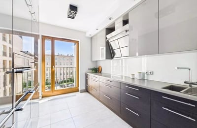 Langzeitmiete einer 80 m² großen Dreizimmerwohnung im Stadtteil Śródmieście, Warschau, Polen