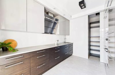 Langzeitmiete einer 80 m² großen Dreizimmerwohnung im Stadtteil Śródmieście, Warschau, Polen