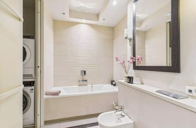 Langzeitmiete einer 80 m² großen Dreizimmerwohnung im Stadtteil Śródmieście, Warschau, Polen