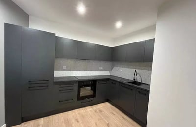 Alquiler a largo plazo de un piso de 3 habitaciones 64.5 m² en el distrito de Zabłocie, Cracovia, Polonia