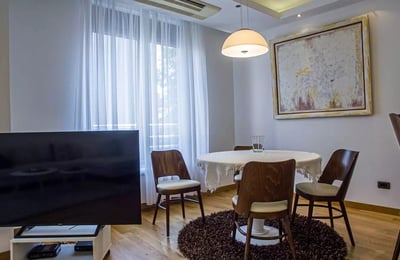 Alquiler a largo plazo de piso de 3 habitaciones 90m² en el distrito de Vračar, Belgrado, Serbia