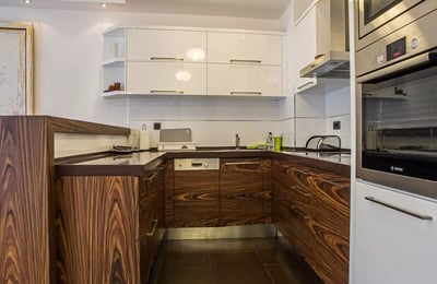 Alquiler a largo plazo de piso de 3 habitaciones 90m² en el distrito de Vračar, Belgrado, Serbia