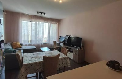 Langfristige Vermietung einer 3-Zimmer-Wohnung mit Parkplatz im Stadtteil Văzrazhdane 1, Warna, Bulgarien