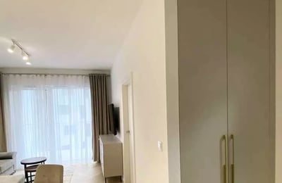 Langzeitmiete einer 2-Zimmer-Wohnung mit 40 m² in Wola, Warschau, Polen