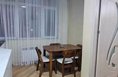 Alquiler a largo plazo de apartamento de 3 habitaciones 80 m², Batumi, Georgia