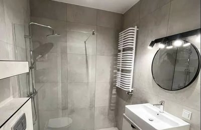 Location longue durée d’un appartement de 45 m² et 2 pièces dans le quartier Wola, Varsovie, Pologne