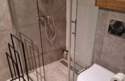 Location longue durée d’un appartement de 40 m² dans le quartier Kępa Mieszczańska, Wrocław, Pologne