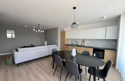 Alquiler a largo plazo de departamento de 4 habitaciones y 98 m² en Cracovia, Polonia