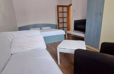 Alquiler a largo plazo de piso de 5 habitaciones 150 m² en zona Faleza Nord, Constanza, Rumanía